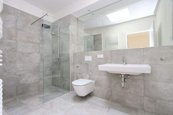 großes Bad am Schlafzimmer