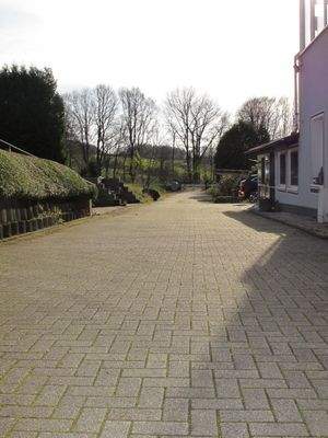 Teil der gepflasterten Hoffläche