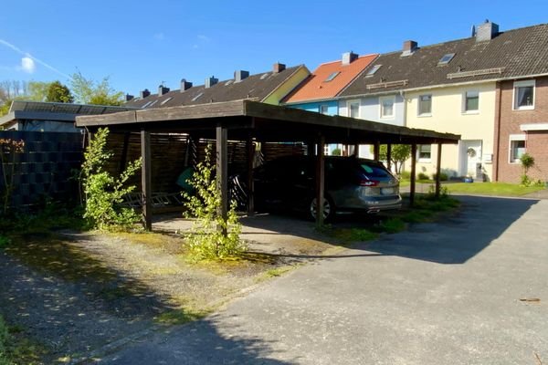 Carportanlage am Ende der Straße