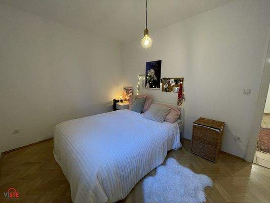 Absolut ruhiges Schlafzimmer ausgerichtet in einen Innenhof