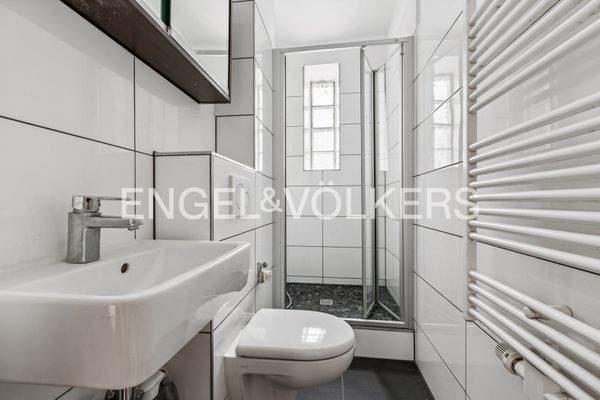 Badezimmer mit klaren Linien, Tageslicht und zeitloser Gestaltung.