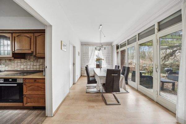 Esszimmer mit Zugang zur Küche