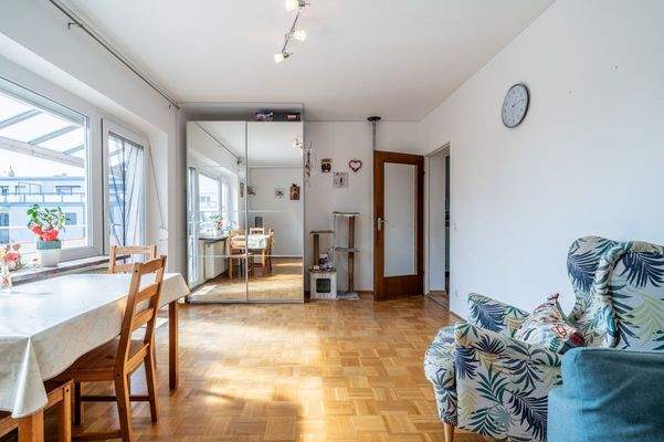 Wohnraum mit Balkonzugang