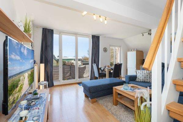 Der Wohnbereich mit Zugang zum sonnigen Balkon