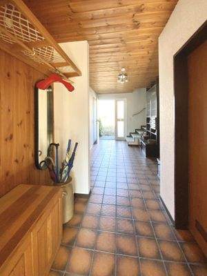 Garderbobe und Bad mit Dusche