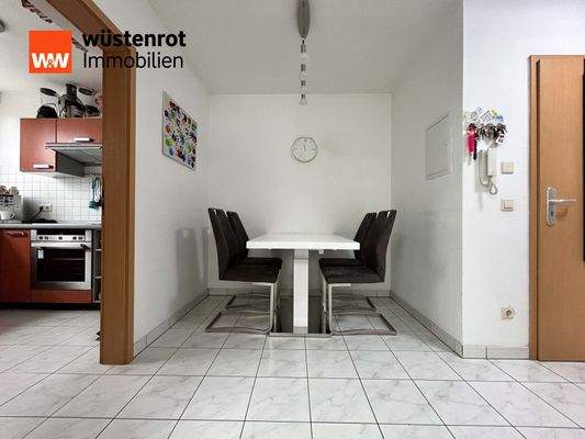 Vom Essbereich aus geht`s nebenan direkt in die Küche