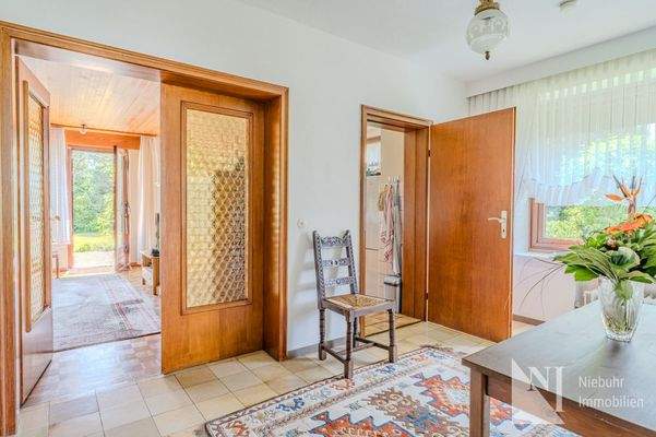 Diele mit Blick in das Wohnzimmer 