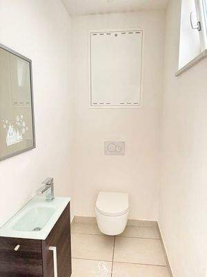 WC mit Waschbecken und Fenster