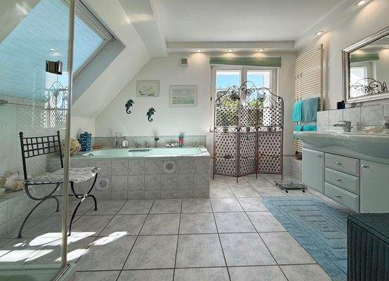 ... großzügigem Tageslichtbad en suite