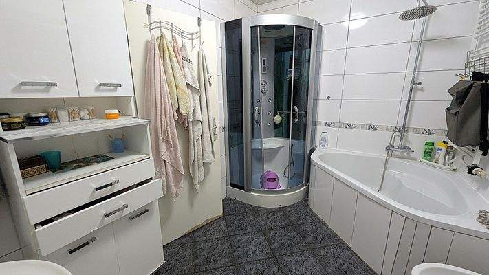 EG Dusche + Eckwanne