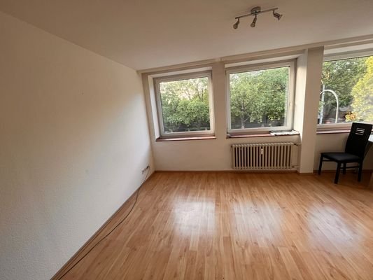 Zimmer mit Blick zur Fensterfront.jpg