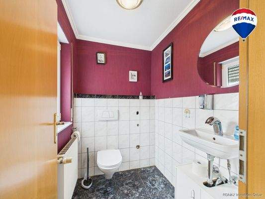 RE/MAX Immobilien DeLux Zweifamilienhaus Lebach - Steinbach  Gäste-WC