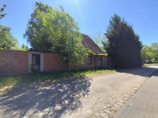 Dorfstraße vor dem Haus