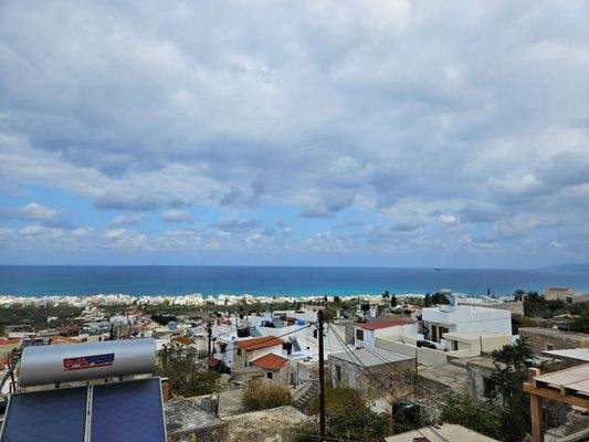 Kreta, Koutouloufari: Haus im Dorfzentrum mit großer Dachterrasse mit herrlichem Blick auf Hersonissos und das Meer zu verkaufen