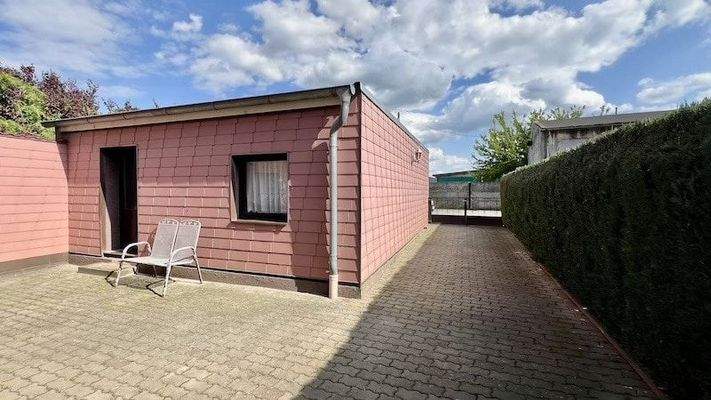 Hofansicht mit Blick auf Garage und Zufahrt