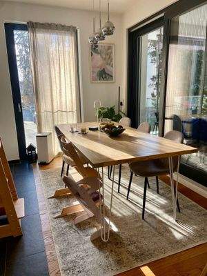 Essbereich mit Holztisch