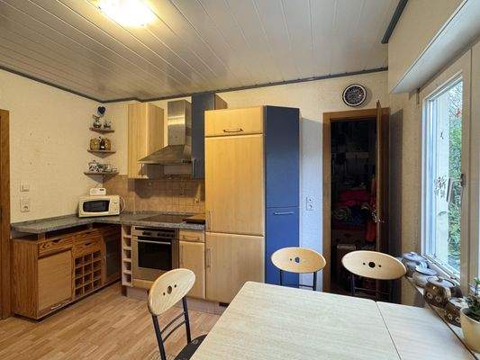 Küchenzeile mit Abstellkammer