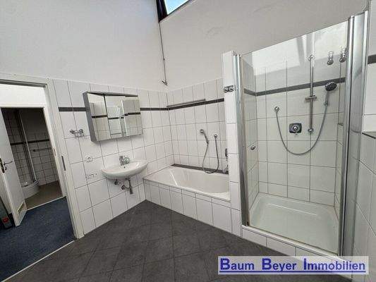 Badzimmer mit Badewanne und Dusche obere Ebene