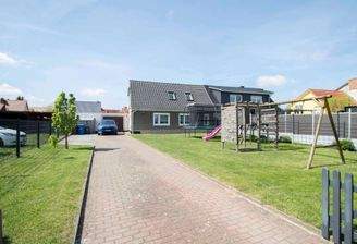 Spielbereich auf dem eingezäunten Grundstück