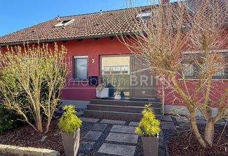 Hausansicht, Hauszugang und Vorgarten