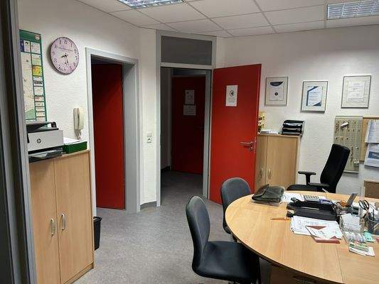 Helles Büro mit roten Türen