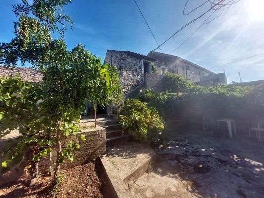 m_Nekretnine Jezera, Kamena kuća sa velikim dvori