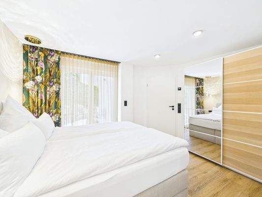 Schlafzimmer mit Spiegelschrank