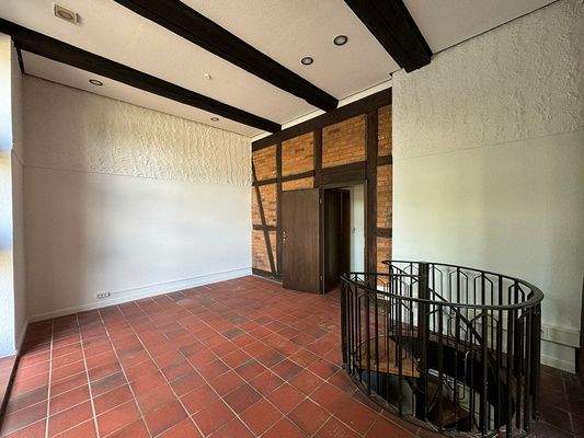 Raum mit Abgang zum Kellerraum