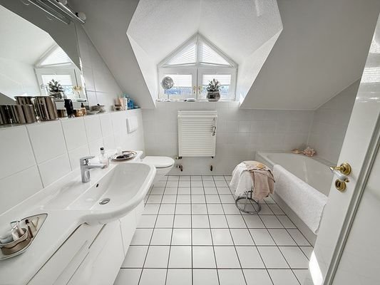 Bad mit Wanne und Dusche