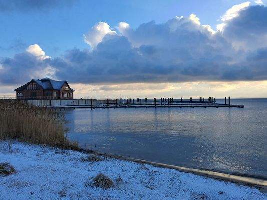 Blick zum Yachthafen im Winter