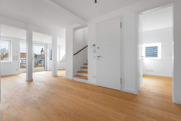 Der offene Eingangsbereich mit Blick zum Wohnbereich