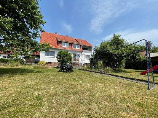 Rasengrundstück mit Obstbäumen