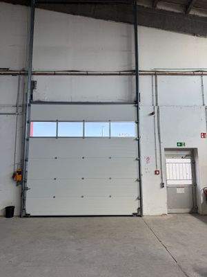 FH474_Halle_Tor mit Laderampe