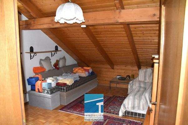 Ankleidezimmer, begehbar vom Schlafzimmer 