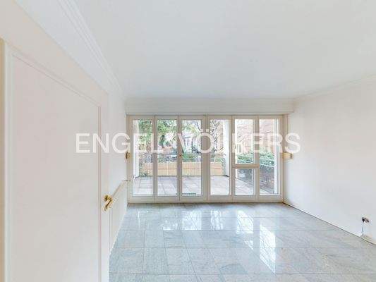 Essbereich mit Balkon zum Garten