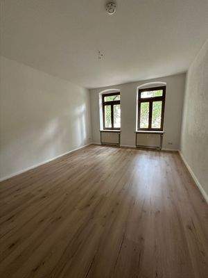 Helles Wohnzimmer mit Balkon