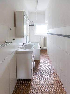 Tageslichtbad mit Wanne