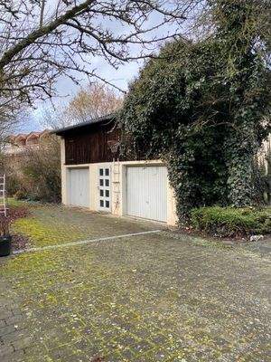 zwei Garagen im Garten