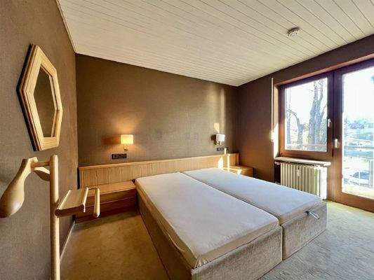 Helles Schlafzimmer mit kleinem Balkon