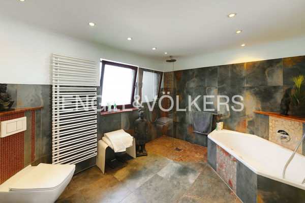 Dusch-, Wannenbad mit WC