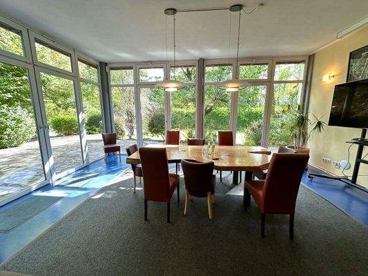 Lichtdurchfluteter Wintergarten mit Panoramablick