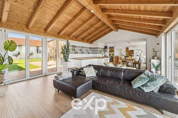 Heller Wohnbereich mit Gartenzugang