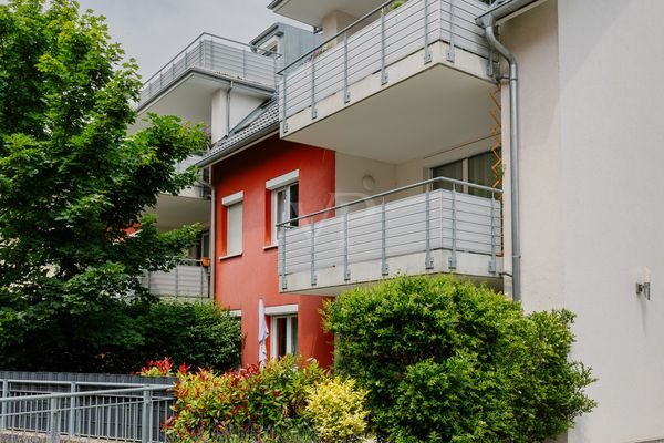 Außensicht auf das Haus und Balkon