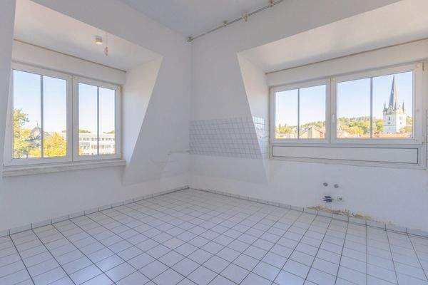 Küche mit Blick auf den Kirchturm und Zugang zum Balkon 
