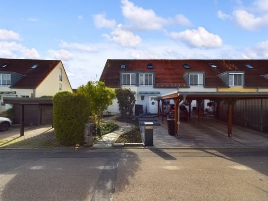 Hausansicht + Carport (links neben Hecke)