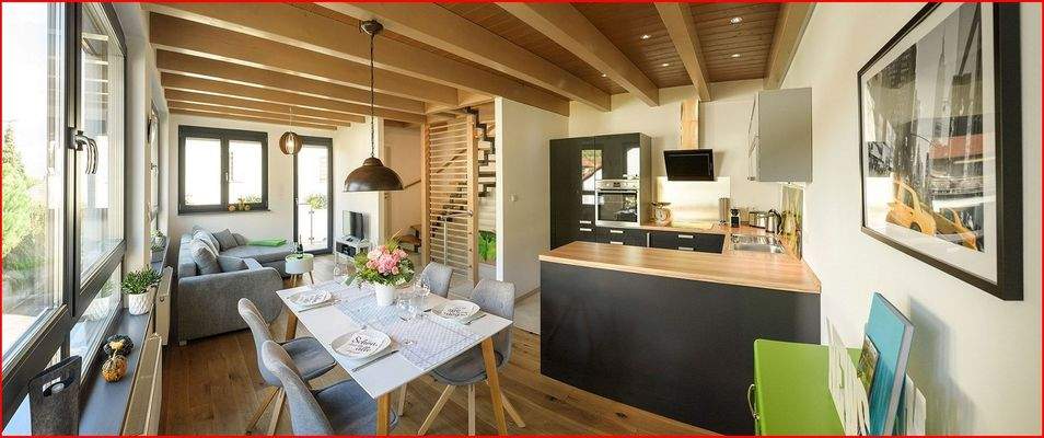 Blick zum Küchen-, Ess- und Wohnbereich