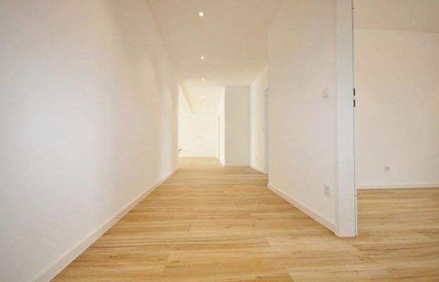 großzügiger Eingangsbereich/Diele