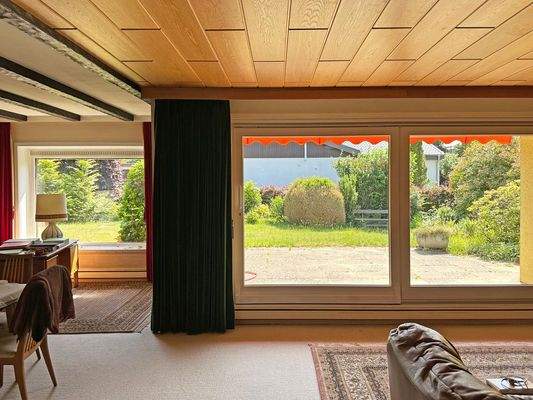 Blick auf die Terrasse und in den Garten