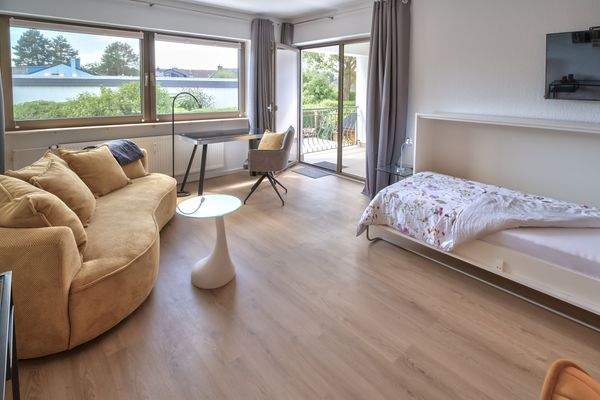 Wohnzimmer mit ausgeklapptem Bett