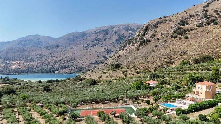 Kreta, Kournas: Spektakuläre Villa mit Tennisplatz nahe des Kournas-Sees zu verkaufen